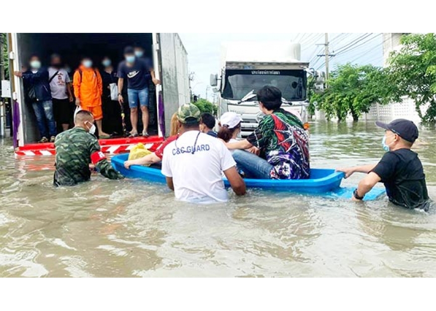 2021–08-30 暴雨积水逾1米 大量民众受困工业园 军方支援转移